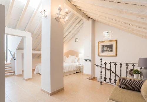 1 dormitorio con 1 cama en el ático en Loft con gran terraza en primera linea de playa, en Málaga