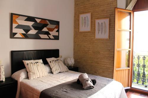 バレンシアにあるRuzafa, centro ciudad. Terraza-wifiのベッドルーム(ベッド1台、動物の詰め物付)