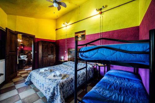 a room with two bunk beds and a cat laying on a bed at Agriturismo il Noce in Castiglione dʼOrcia