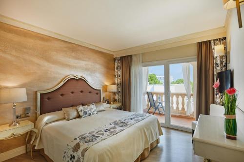 sypialnia z dużym łóżkiem i balkonem w obiekcie Boutiquehotel El Coto w miejscowości Colonia Sant Jordi