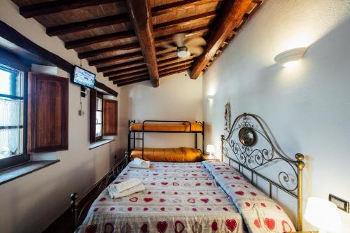 una camera con un letto di Agriturismo il Noce a Castiglione dʼOrcia