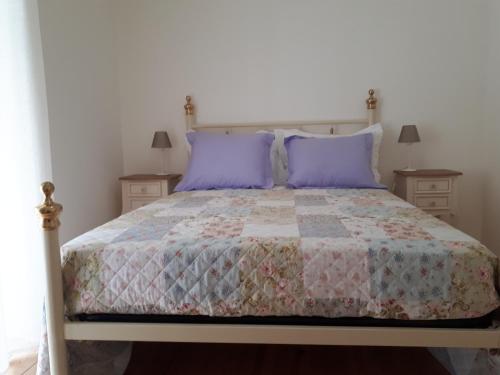 リスボンにあるCrisapartmentのベッドルーム(紫色の枕が付くベッド付)