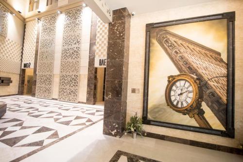 una hall con un orologio sul muro di un edificio di Gabriela & Marjan luxury self check-in Flatiron a Skopje