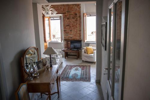 a living room with a couch and a table at Casina Mazzuoli in Città della Pieve