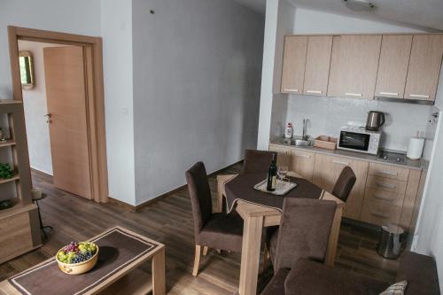 eine Küche und ein Esszimmer mit einem Tisch und Stühlen in der Unterkunft Big Hill Apartment in Kotor