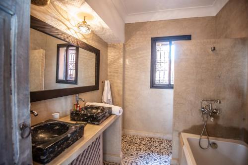Un baño de Riad Dar Tmania