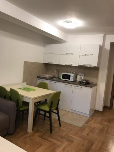 Una cocina o zona de cocina en Zlatibor apartmani Jakovljevic