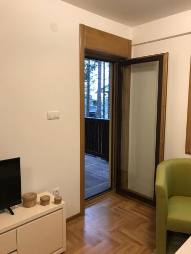 Una televisión o centro de entretenimiento en Zlatibor apartmani Jakovljevic