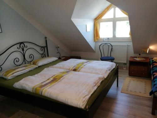 ビンツにある2-Zimmer Ferienwohnung im Zentrum von Binzのベッドルーム(大型ベッド1台、窓付)