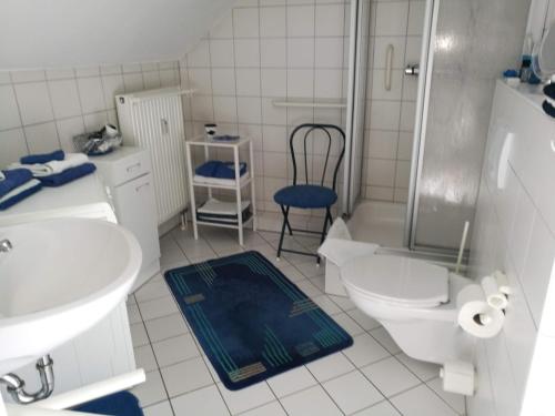 ビンツにある2-Zimmer Ferienwohnung im Zentrum von Binzのバスルーム(シャワー、トイレ、シンク付)