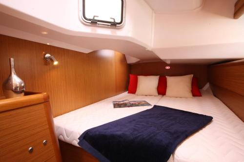 ein großes Bett in der Mitte eines Bootes in der Unterkunft Madyson Sailing in La Spezia