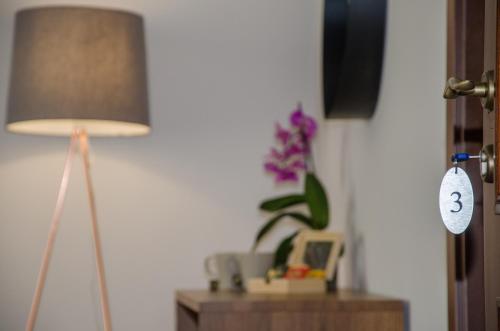 a room with a lamp and a table with flowers at Panoramica dei Templi B&B in Agrigento