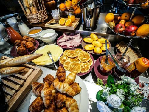 un buffet avec différents types de nourriture sur une table dans l'établissement ibis Styles Saint Brieuc Plerin, à Plérin