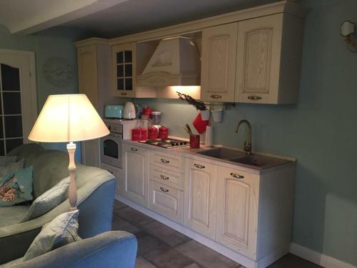 une cuisine avec un évier et une table avec une lampe dans l'établissement Winter Palace Cannes, à Cannes