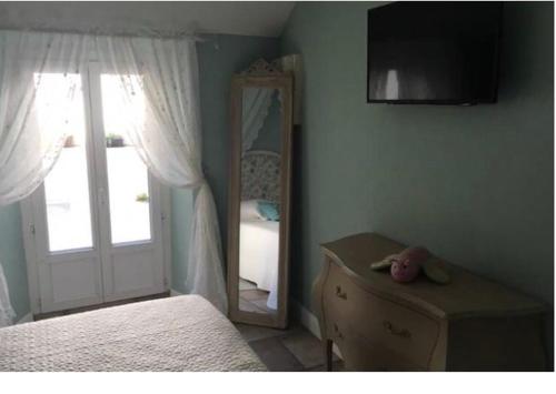 - une chambre avec un miroir, un lit et une commode dans l'établissement Winter Palace Cannes, à Cannes