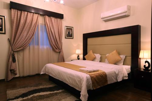 Giường trong phòng chung tại Taleen AlSulaimanyah hotel apartments