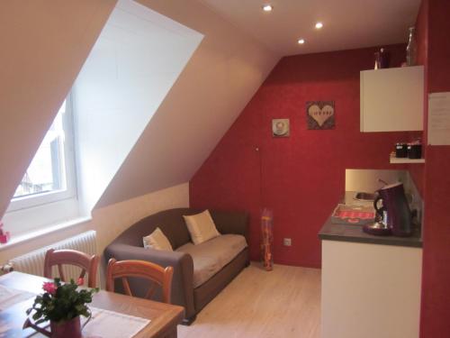 un salon avec un canapé et une table dans l'établissement Chambres d'hôtes 