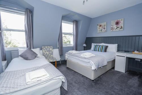 A bed or beds in a room at Beckenham Park Hotel 