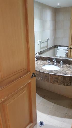 y baño con lavabo y espejo. en Suites Lerma 202, en Ciudad de México