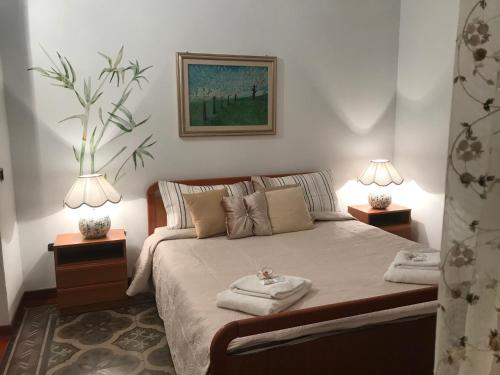 サレルノにあるArchèのベッドルーム1室(大型ベッド1台、ナイトスタンド2台付)