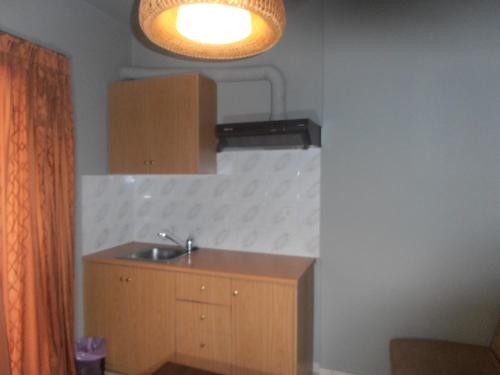eine kleine Küche mit einer Spüle und einer Lampe in der Unterkunft Melia in Aliveri