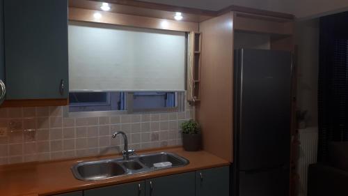 uma cozinha com um lavatório e uma janela em Modern Apartment Chania Center em Chania Town