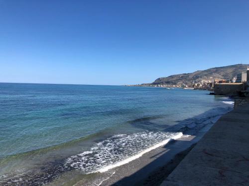 widok na plażę z oceanem w obiekcie Sicilia Vacation rooms w Trapani