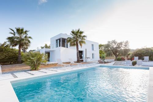 eine Villa mit Swimmingpool und ein Haus in der Unterkunft Can Guasch in Sant Llorenç de Balàfia