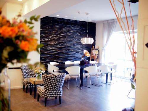 a dining room with a table and chairs at Paamonim Hotel Jerusalem in Jerusalem