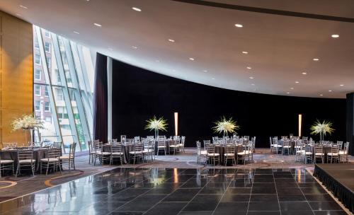 un salón de banquetes con mesas y sillas en un edificio en Sofitel Chicago Magnificent Mile, en Chicago