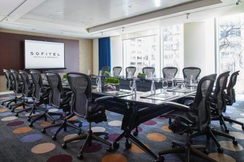 Zona business o sala conferenze di Sofitel Chicago Magnificent Mile