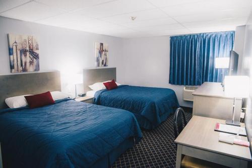 a hotel room with two beds and a desk at Frantz Inn in Steinbach
