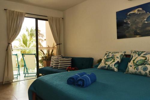a bedroom with a blue bed and a balcony at Casa de Mony in Santa Marta