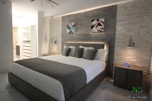 Postel nebo postele na pokoji v ubytování Yacht Club at Aventura 2 Bed 2 bath Luxurius Cozy Brand New