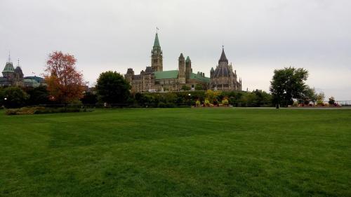 um grande campo verde em frente a um grande edifício em Ottawa Backpackers Inn em Ottawa