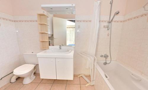 サン・テギュルフにある33827-Villa Saint Aygulfのバスルーム(トイレ、洗面台、シャワー付)