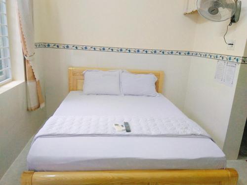 Ein Bett oder Betten in einem Zimmer der Unterkunft Nhà nghỉ Hạnh Minh
