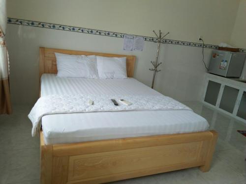 Ein Bett oder Betten in einem Zimmer der Unterkunft Nhà nghỉ Hạnh Minh