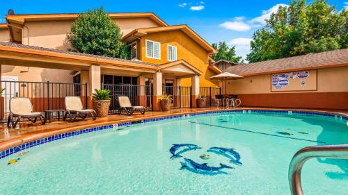 a swimming pool in front of a house at Best Western Antelope Inn & Suites in Red Bluff
