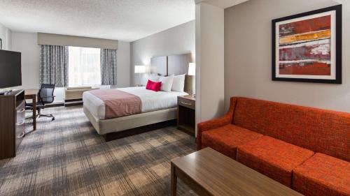 Habitación de hotel con cama y sofá en Best Western Plus Philadelphia-Choctaw Hotel and Suites, en Filadelfia