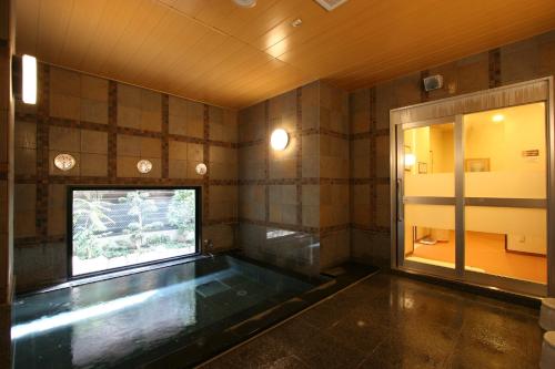 TV a/nebo společenská místnost v ubytování Hotel Route-Inn Yaizu Inter
