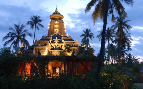 Hotel Tugu Lombokにある庭