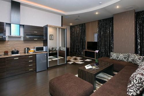 Kitchen o kitchenette sa Darhan Boutique Hotel