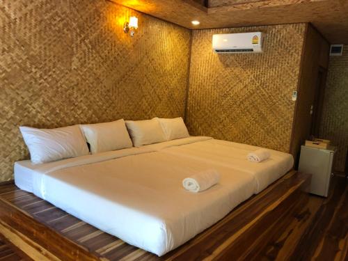 Postel nebo postele na pokoji v ubytování Kodaun River Kwai Resort