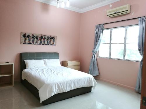 a bedroom with a bed and a window at Guesthouse Dragon Place in Taiping