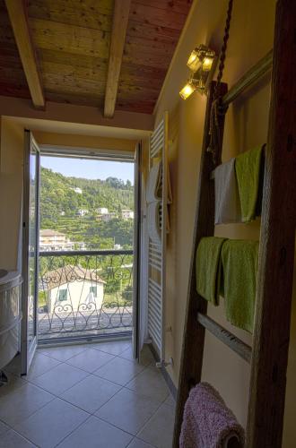 a room with a balcony with a view at Rivarola al Tempo Dei Castelli in Carasco