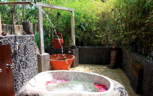 Hotel Tugu Lombokにある庭