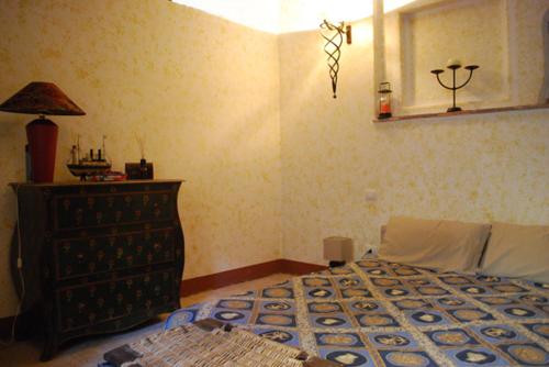 een slaapkamer met een bed en een dressoir bij Living into History in Farnese
