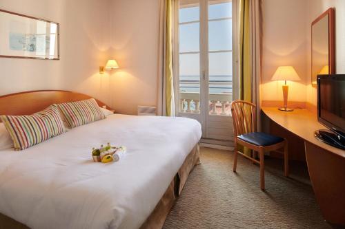 Postel nebo postele na pokoji v ubytování Hôtel Vacances Bleues Balmoral