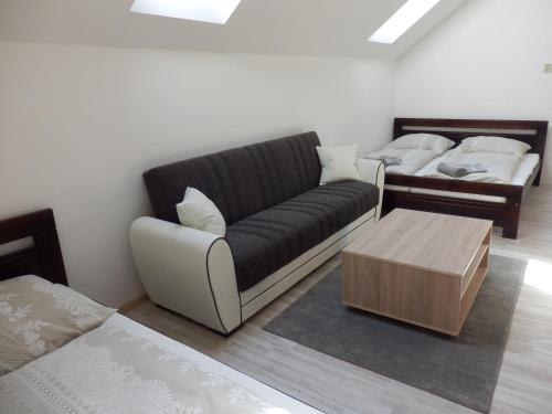 Cama o camas de una habitación en Ubytování v soukromí Opolany u Poděbrad